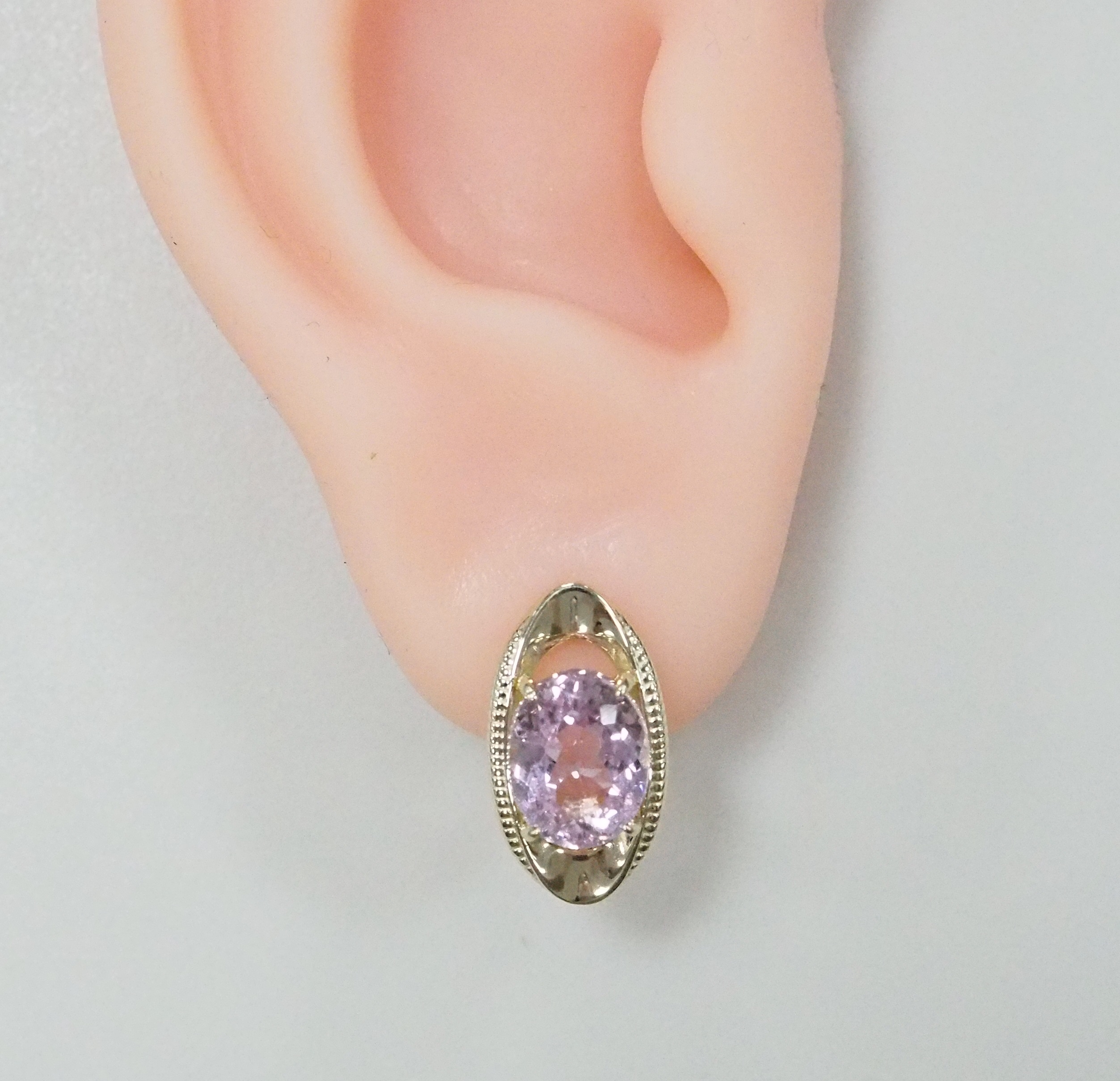 Серьги из желтого золота с кунцитами